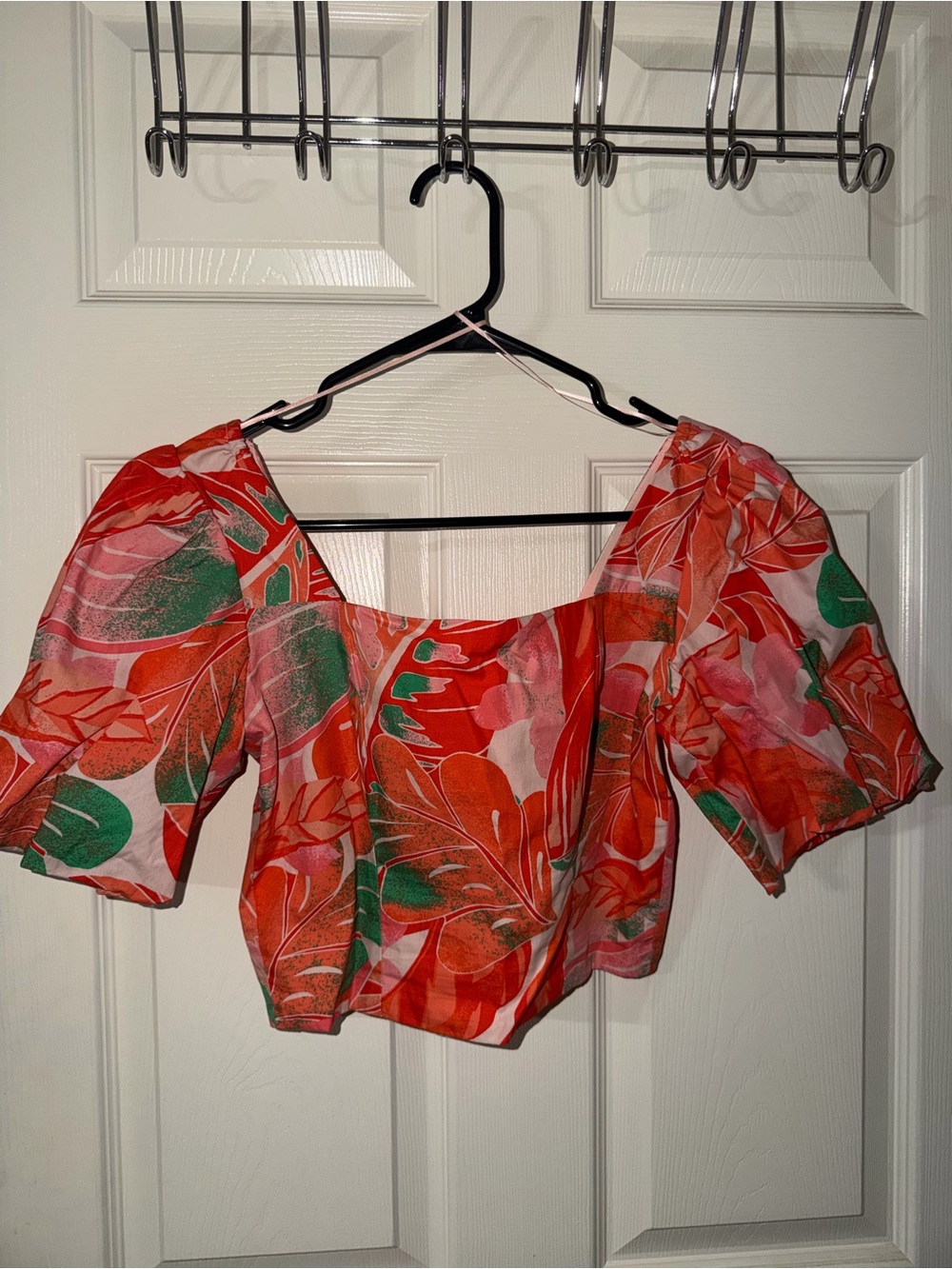 Gianni Bini Red Tropical Puff-Sleeve Crop Top with Pink & Green Leaves